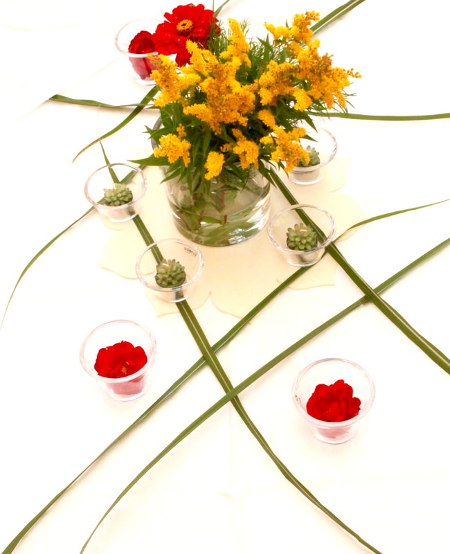 Blumendekoration in Vasen für eine Hochzeit
