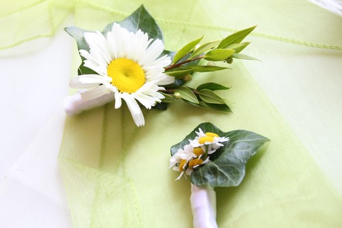 Festlich gedeckte Hochzeitstafel mit Blumendekoration